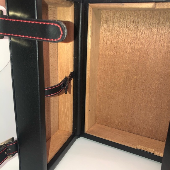 Flor De Tabascos Partagas Travel Humidor Leather And Cedar 9” X 9” - Picture 8 of 10